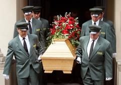 Der Sarg von Rut Brandt wird am Freitag (11.08.2006) in Berlin nach der Trauerfeier aus der Kirche getragen. (Foto: dpa)