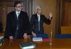 Tatjana Gsell steht am Montag (26.07.2004) neben ihrem Anwalt Alexander Seifert an der Anklagebank des Amtsgerichts Nürnberg. Gegen sie wird wegen versuchten Versicherungsbetrugs und Vortäuschen einer Straftat verhandelt. (Foto: dpa)