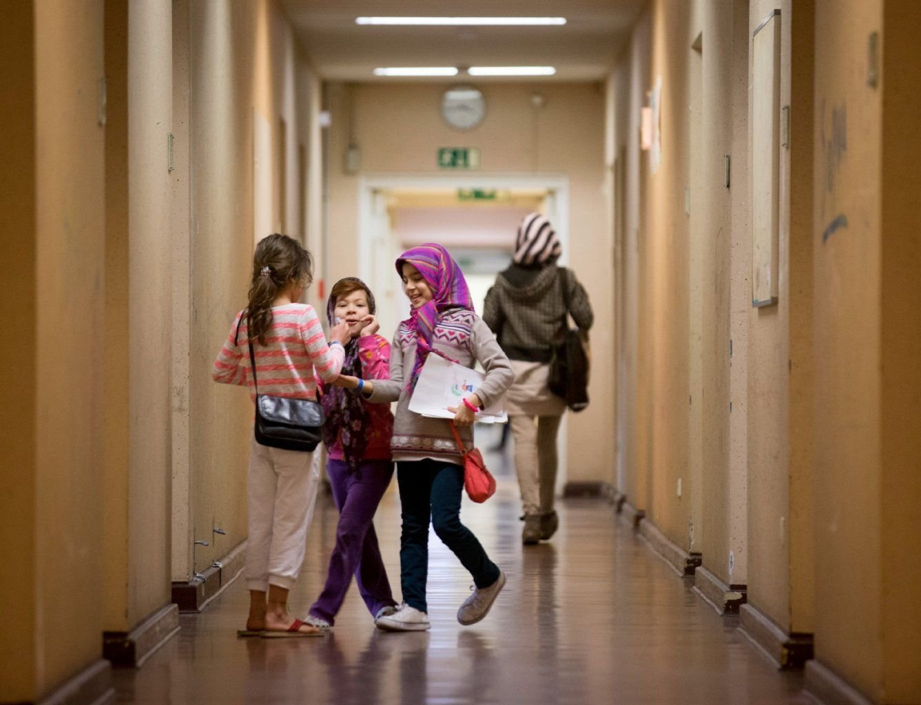 Flüchtlingskinder in der Flüchtlingsnotunterkunft im ehemaligen Rathaus Wilmersdorf in Berlin. (Archivbild)