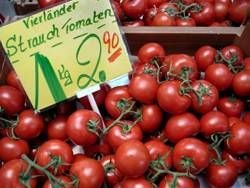 Auch Tomaten passen ins Pesto