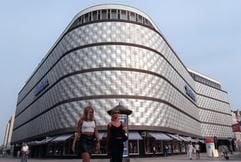 Blick auf das ehemalige Leipziger «Konsument»-Warenhaus, wegen seiner Metallfassade und der geschwungenen Form meist «Blechbüchse» genannt, Archivbild vom 18.08.1998. (Foto: dpa)