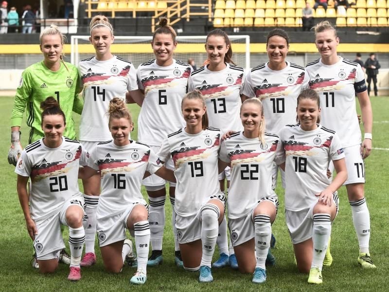 Die deutschen Fußball-Frauen sind Zweiter in der Weltrangliste. Foto: Sakis Mitrolidis/dpa