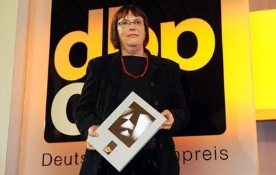 Kathrin Schmidt, Autorin und Gewinnerin des Deutschen Buchpreises 2009 für ihren Roman «Du stirbst nicht», präsentiert sich in Frankfurt am Main der Presse. (FOTO: DPA)