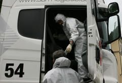 Den Llw, den ein mutmaßlicher dreifacher Frauenmörder für eine Spedition gefahren hat, durchsuchen Beamte der Spurensicherung am Donnerstag (31.08.2006) auf dem Parkplatz der Polizei in Dillingen. (Foto: dpa)