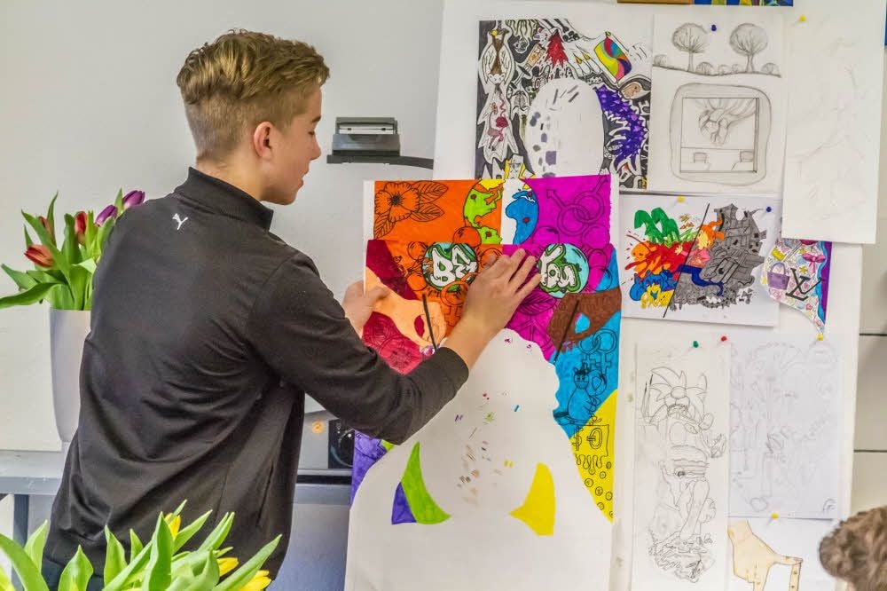 Viele Schüler im LMG sind an der Ausführung des Kunstprojektes beteiligt.