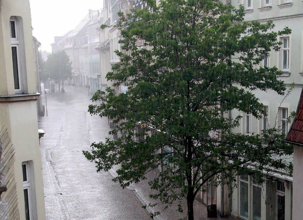 Dauerregen in Zeitz, die Innenstadt ist grau in grau und leer. Bis zum Mittwoch wird es noch so bleiben, dann lässt der Regen nach.