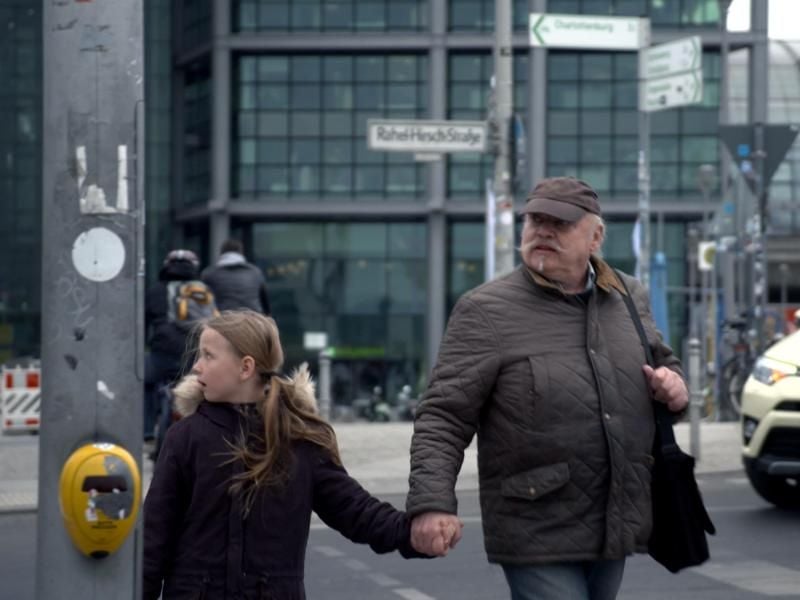 Michael und seine Tochter Sophie begeben sich auf Spurensuche in seinem Geburtsort Berlin. Foto: Benedict Sicheneder/ZDF