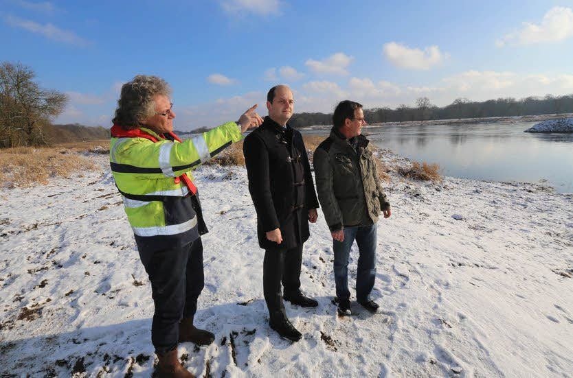 Vor Ort machen sich Stadtwerke-Chef Dino Höll (m.), Deswa-Bereichsleiter Torsten Ritter (r.) und Rolf Hahn (l.), Polier von der Wasserbau-Spezialfirma aus Nordrhein-Westfalen, ein Bild vom Abbau des Doppeldükers.