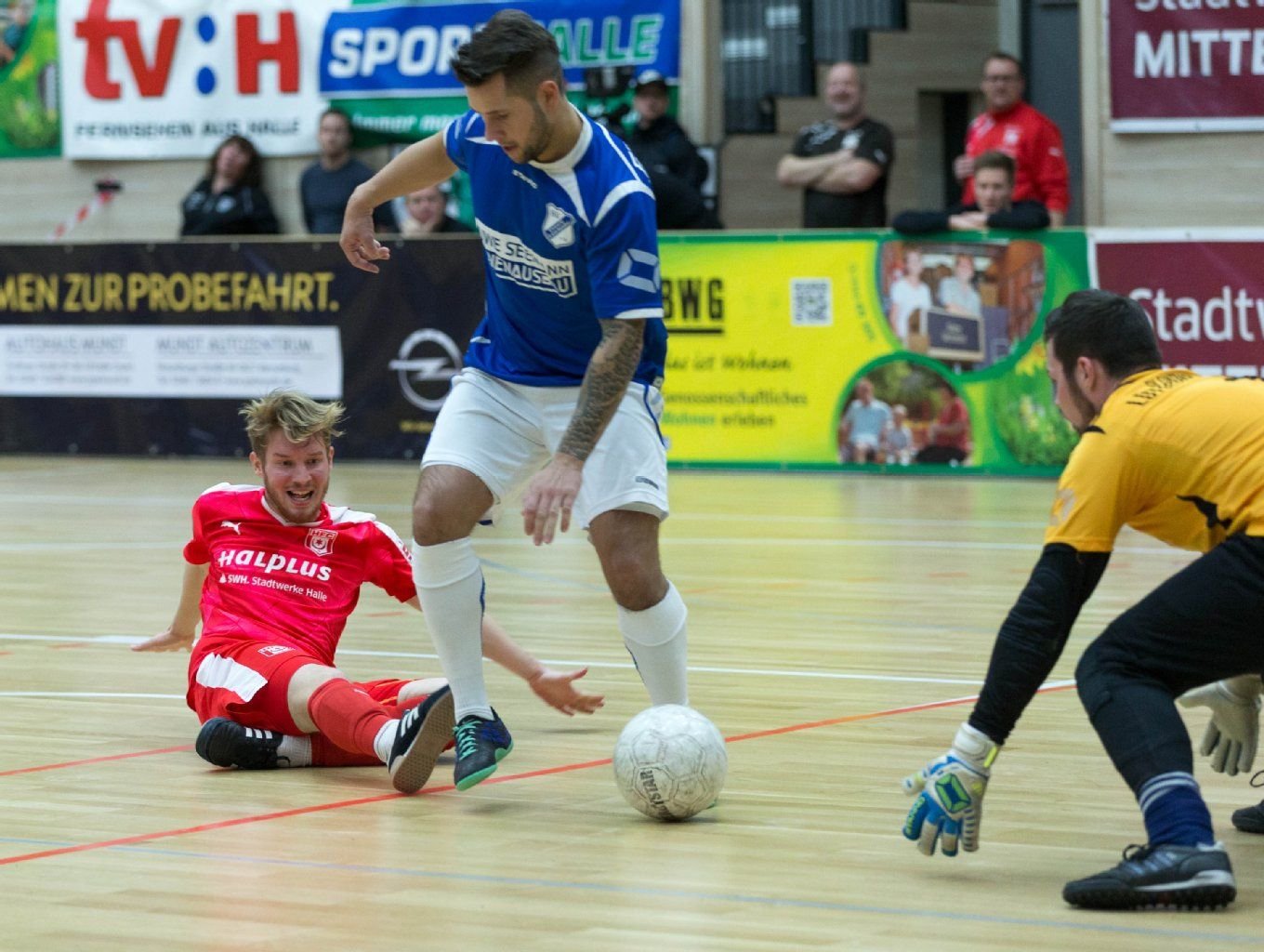 HFC Abwehrspieler Florian Brügmann (l.) scheitert an Lüttchendorfs Simon Schmidt (M.) und Torwart Philipp Sudarski (r.) im Spiel SV Eintracht Lüttchendorf gegen HFC.