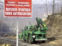 Ein Sonderkran der deutschen Polizei fährt am Montag (24.02.2003) in eine Kiesgrube im lothringischen Forbach. Das Fahrzeug bohrt in der Grube Löcher, damit Hunde später nach der Leiche des fünfjährigen Pascal Zimmer suchen können, der am 30. September 2001 verschwunden ist. (Foto: dpa)