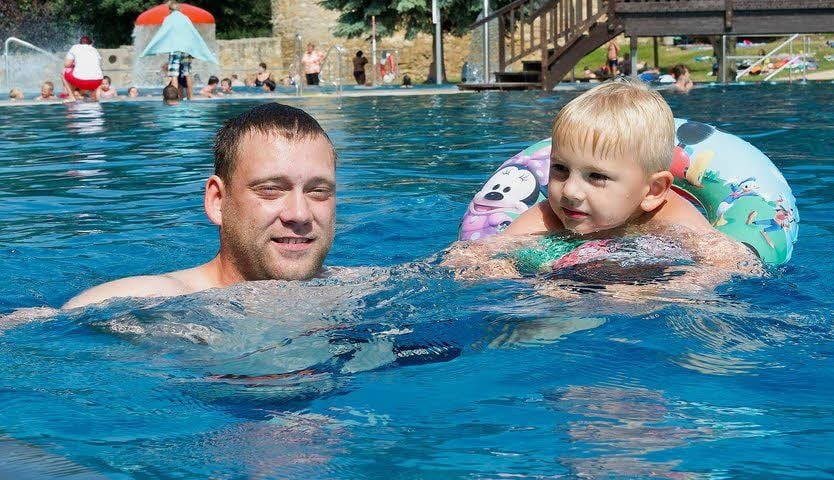 Der vierjährige Finn Luca ist mit Papa Thomas Holziger ins Bad gekommen, der ihm das Schwimmen beibringen möchte.