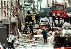 Hilfsmannschaften und Polizei suchen am 15. August 1998 nach dem Bombenanschlag in Omagh nach Überlebenden. Die Explosion tötete 29 Menschen und verletzte mehr als 220. (Archivfoto: dpa)