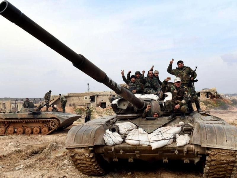 Syrische Soldaten zeigen das „Victory”-Zeichen. Die syrische Armee hat eine wichtige Stadt in der Rebellenhochburg Idlib eingenommen. Foto: SANA/dpa