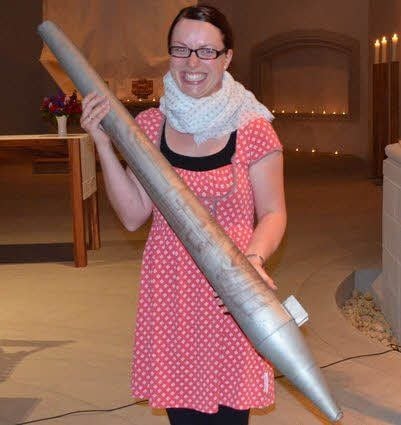 Teresa-Maria Zwingelberg mit ihrer gewonnenen Rübsam-Orgelpfeife.