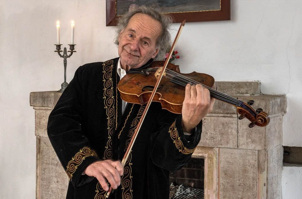 Bratschist Ulrich von Wrochem lädt zum ersten Konzert des „Geiseltalsee-Kammerorchesters“ ein.