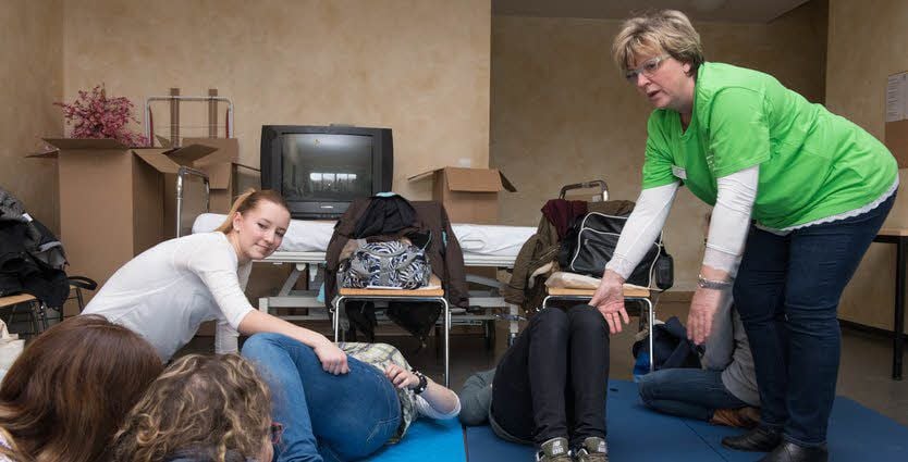 Gesundheits- und Krankenpflegerin Stefanie Fischer (r.) bietet den Workshop Bewegungsförderung in der Schmerztherapie aus kinästhetischer Sicht an.