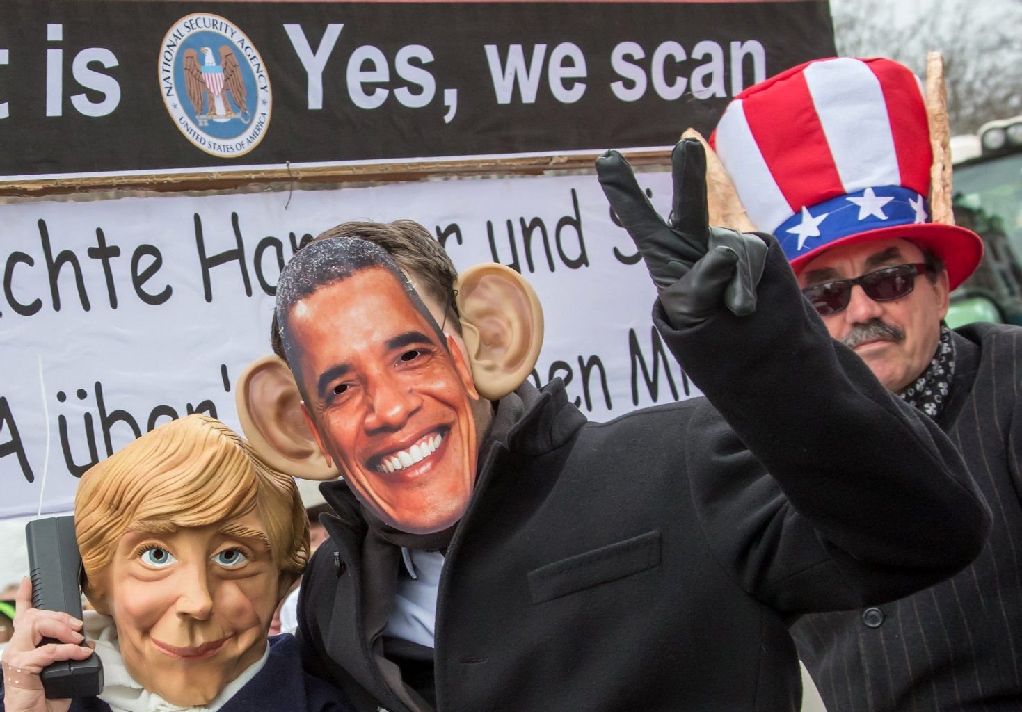 Narren ziehen in Erfurt beim Faschingsumzug der Gemeinschaft Erfurter Carneval durch die Innenstadt und reagieren auf die NSA-Abhöraffäre mit Bildern von Bundeskanzlerin Merkel und US-Präsident Obama.