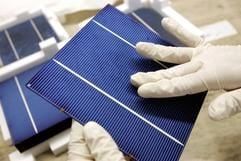 Heike Weidig, Mitarbeiterin der Q-Cells AG, kontrolliert in Thalheim eine Solarzelle. (Foto: ddp)