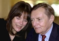 Das Archivbild vom 13.10.2000 zeigt den Gründer und Herausgeber des Nachrichtenmagazins "Der Spiegel", Rudolf Augstein, mit seiner Ehefrau Anna Maria nach ihrer Trauung in Tondern.