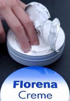 Aus einer Florena-Dose wird eine Portion Hautcreme entnommen. Das Unternehmen zieht am 18.11.2002 erstmals Bilanz seit der 100-prozentigen Einbindung in die Beiersdorf AG. Der Hamburger Nivea-Hersteller hatte das sächsische Erfolgsunternehmen im März dieses Jahres übernommen und will den Standort Waldheim weiter stärken. (Foto: dpa)
