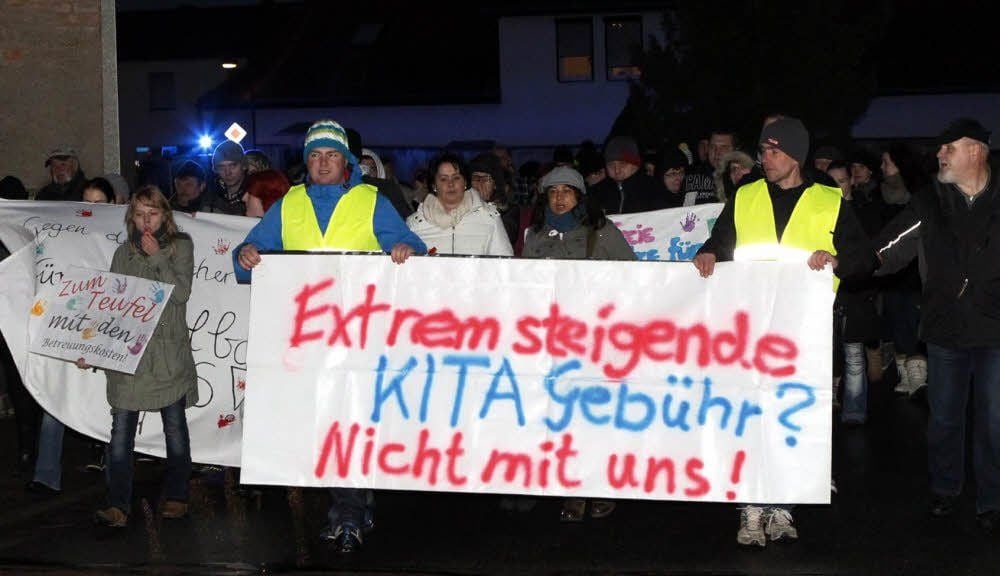 Der Protestmarsch vom ehemaligen np-Markt bis zum Klubhaus in Benndorf, an dem etwa 250 Frauen und Männer teilnahmen.