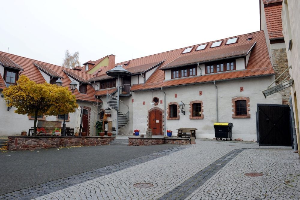 Lutherstadt Eisleben: In der ehemaligen Markthalle (rechts) Im Katharinenstift sollen künftig Ausstellungen zu sehen sein.