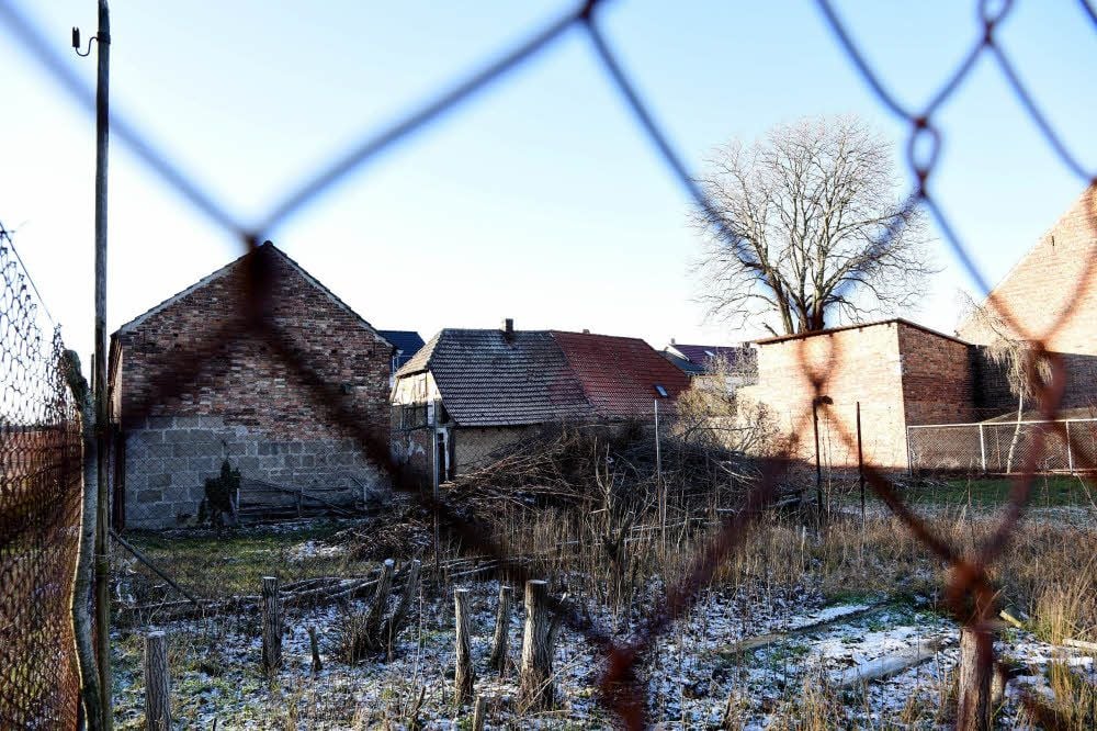 In diesen Schuppen hinter dem Heim sollen die Werkstätten, in denen die Jugendlichen ausgebildet werden.