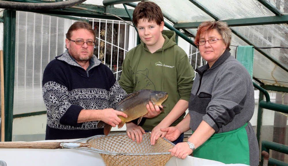 Zum Jahresende hat die gesamte Familie Blei mit dem Fischverkauf zu tun: Auch der 13-jährige Sohn Florian Enrico unterstützt die Eltern.