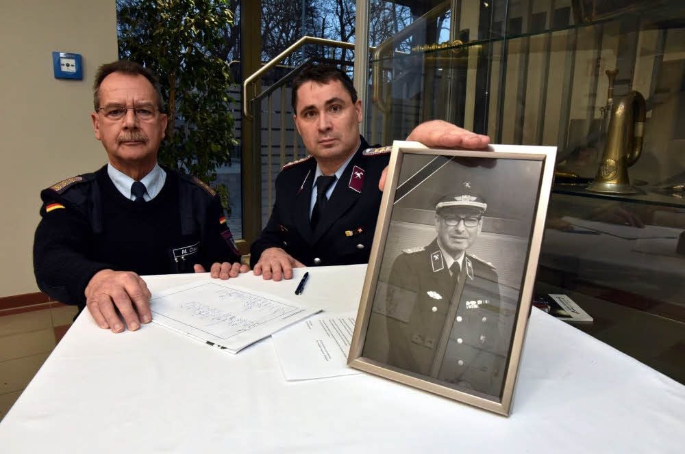 Steve Homberg (r.) und Michael Claus trauern um Stadtwehrleiter Steffen Müller. In der Weißenfelser Feuerwache liegt ein Kondolenzbuch aus.