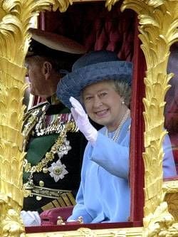 Queen Elizabeth II. winkt aus ihrer goldenen