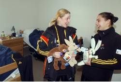 Die deutschen Eishockey-Spielerinnen Raffaela Wolf (l) und Jana Schreckenberger freuen sich am Montag (04.02.2002) in ihrer Unterkunft im Olympischen Dorf von Salt Lake City über die Olympia-Maskottchen, die ihnen beim Einzug geschenkt wurden. 81 der nominierten 162 Athleten sind bereits in der Hauptstadt des US-Bundesstaates Utah eingetroffen. Die XIX. Olympischen Winterspiele beginnen am Freitag (08.02.2002). dpa
