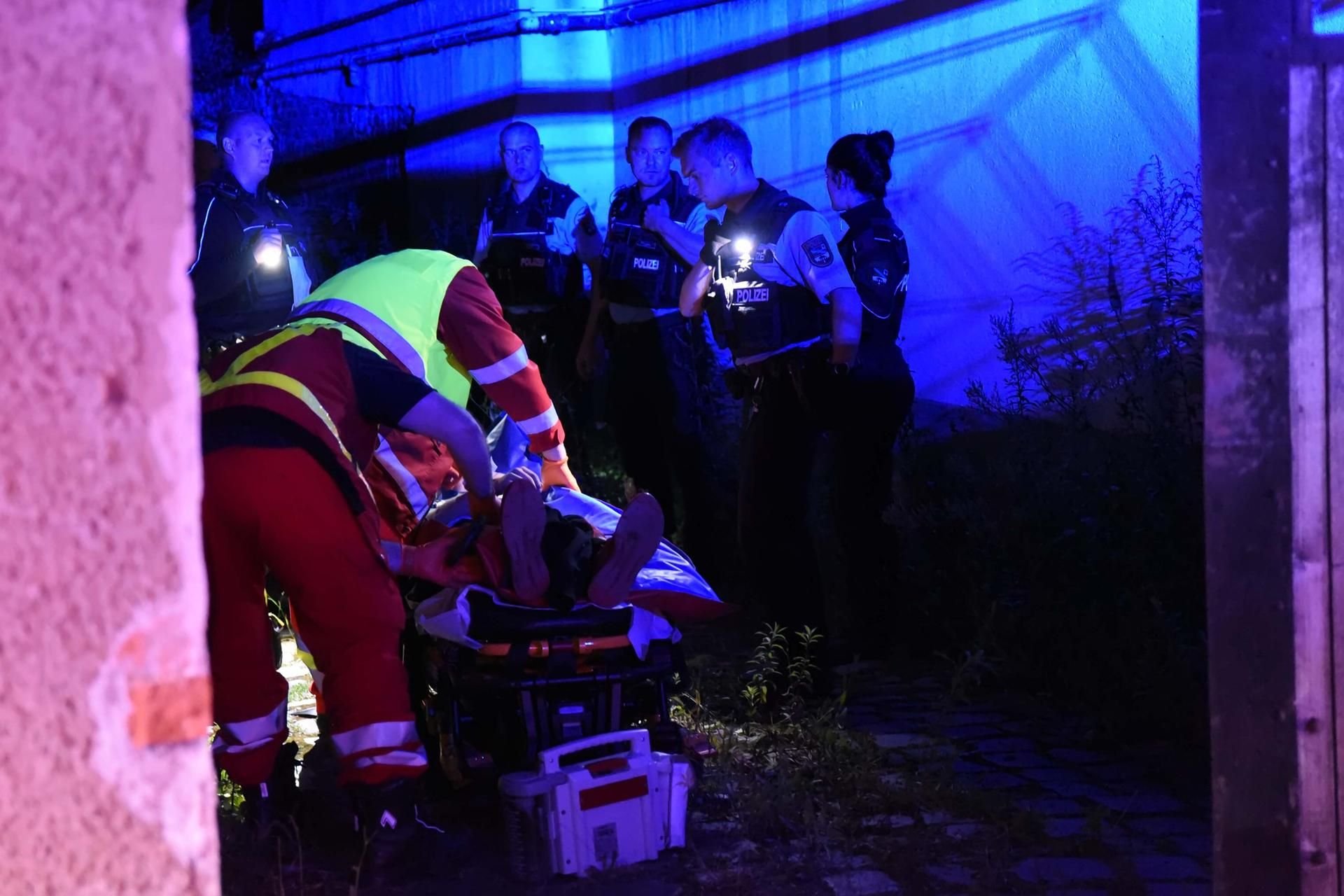Rettungskräfte versorgen nach einem schweren Unfall in Aschersleben einen der Verletzten.