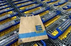 Eine Papiertüte mit dem Logo der Einzelhandelskette Edeka liegt in einem Supermarkt in Ulm auf abgestellten Einkaufswagen. (Foto: dpa)