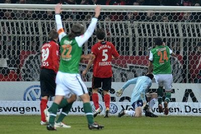 Im Vordergrund jubelt Thorsten Frings, während hinten René Adler nach einem Torwartfehler ein Gegtentor kassiert. (FOTO: DPA)
