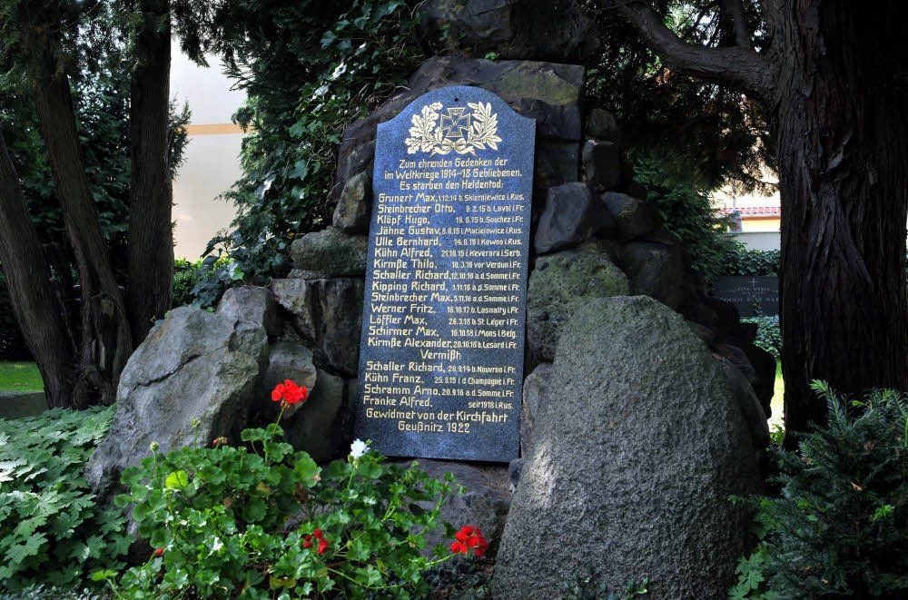 In neuem Glanz und mit frisch vergoldeter Schrift erinnert das Denkmal für die Gefallenen des Weltkrieges in Geußnitz wieder an die Männer aus dem Ort.