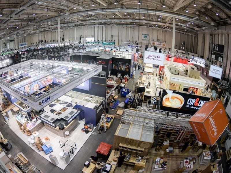 Aussteller bauen in den Messehallen vor Beginn der Messe ihre Stände auf. Foto: Axel Heimken/Archiv