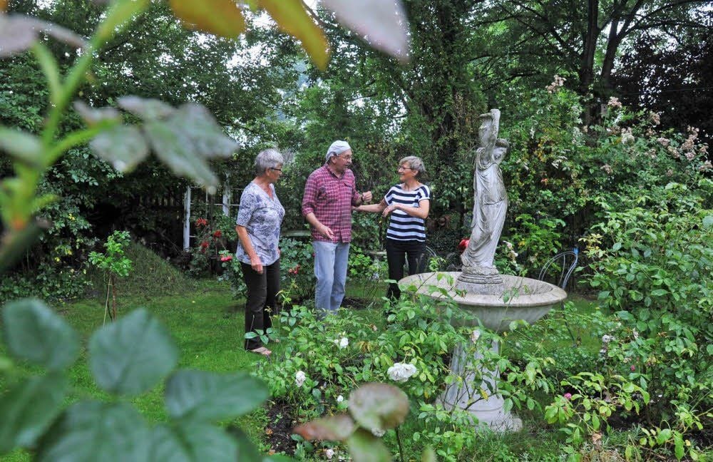 Ruth und Jochen Stammnitz mit der guten Freundin des Hauses, Elke Ronneburg (l.), inmitten ihres grünen Idylls