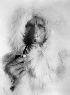 Mit Tabakpfeife zwischen den Lippen und in einen Pelzanorak mit Kapuze gegen die bittere Kälte geschützt, stellt sich der deutsche Polarforscher Alfred Wegener (1880-1930) auf einer Grönland-Expedition vor (undatiertes Archivfoto). Vor 75 Jahren brach der schweigsame und international anerkannte Geowissenschaftler, Meterologe, Klimatologe und Astronom zu seiner größten Grönland-Expedition auf. Schlechtes Wetter machte den Teilnehmern damals sehr zu schaffen und Wegener kam im November 1930 bei eisiger Kälte um. Seine Leiche wurde erst im Mai 1931 von einem Suchtrupp entdeckt. (Foto: dpa)