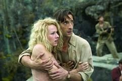 Jack Driscoll (Oscar-Preisträger Adrien Brody) und die Schauspielerin Ann (Naomi Watts) klammern sich verängstigt aneinander. (Foto: dpa)