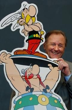 Der französische Asterix-Zeichner Albert Uderzo steht auf der Frankfurter Buchmesse neben einem Aufsteller, der seine weltberühmten Figuren Asterix und Obelix zeigt. (Foto: dpa)