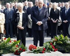Inge (l.) und Michael Buback (r.), Witwe und Sohn des ermordeten Generalbundesanwalts Siegfried Buback, stehen in Karlsruhe am Gedenkstein. (Foto: dpa)