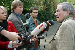 Jürgen Schmidt, einer der Rechtsanwälte des in der Türkei wegen sexuellen Missbrauchs angeklagten deutschen Schülers Marco, spricht in Uelzen vor Journalisten. (Foto: dpa)