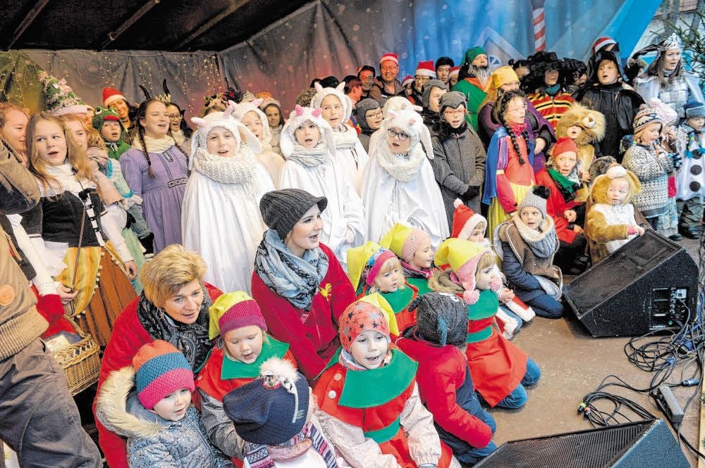 Nach dem Eintreffen des Weihnachtsmannes mit seiner gesamten Köthener Mannschaft im Schloss gab es das übliche Gedränge auf der Bühne der Schlossweihnacht.