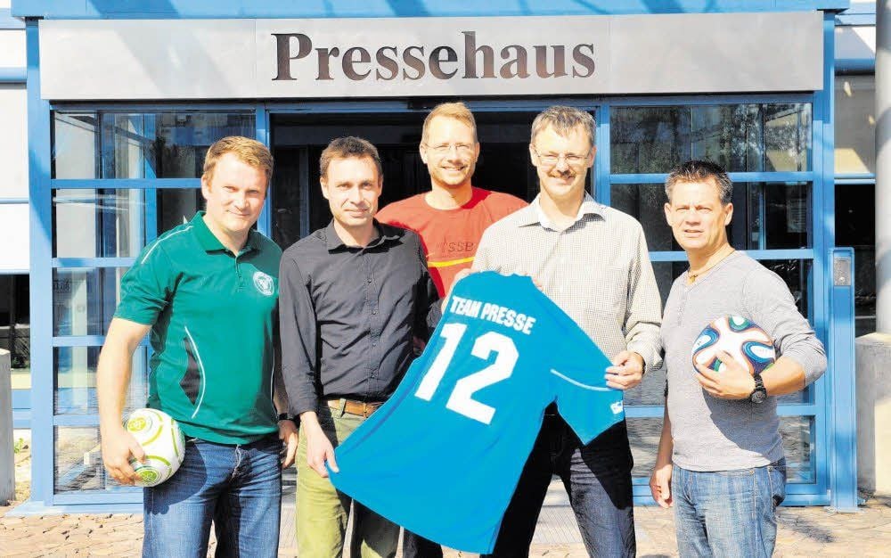 Treten für den guten Zweck gegen das runde Leder: Torsten Paul (links, Reideburger SV), Jan Möbius (MZ), Oliver Thiel (Stadtsportbund), Michael Schwarze (AOK) und Carsten Laabs (Inhaber von „Calotta Catering“)