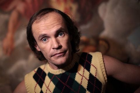 Wer den Mann mit Pullunder und Seitenlocken sehen und hören möchte, braucht starke Nerven. Am Donnerstag um 22.25 Uhr beginnt Olaf Schuberts Vierteiler «Olaf TV» auf 3sat. (FOTO: DPA)