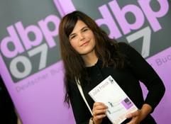 Die Autorin Julia Franck lächelt vor der Verleihung des Deutschen Buchpreises 2007 im Römer in Frankfurt am Main in die Kamera. Für ihren Roman «Die Mittagsfrau» erhält Julia Franck den Deutschen Buchpreis 2007. (Foto: dpa)