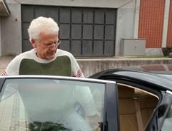 Jürgen Emig, ehemaliger Sportchef des Hessischen Rundfunks (hr), steigt am Freitag (22.07.2005) vor der Justizvollzugsanstalt im hessischen Weiterstadt in das Auto seines Verteidigers Eberhard Kempf. (Foto: dpa)
