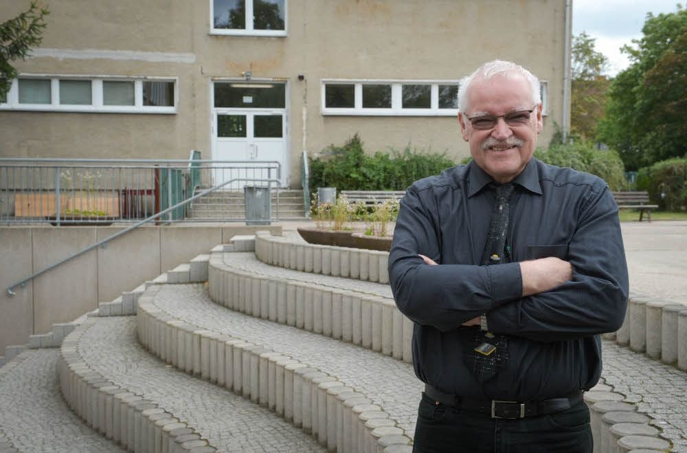Uwe Herrmann an seiner neuen Wirkungsstätte. Er empfindet die Sekundarschule „Völkerfreundschaft“ als ruhig und sauber.