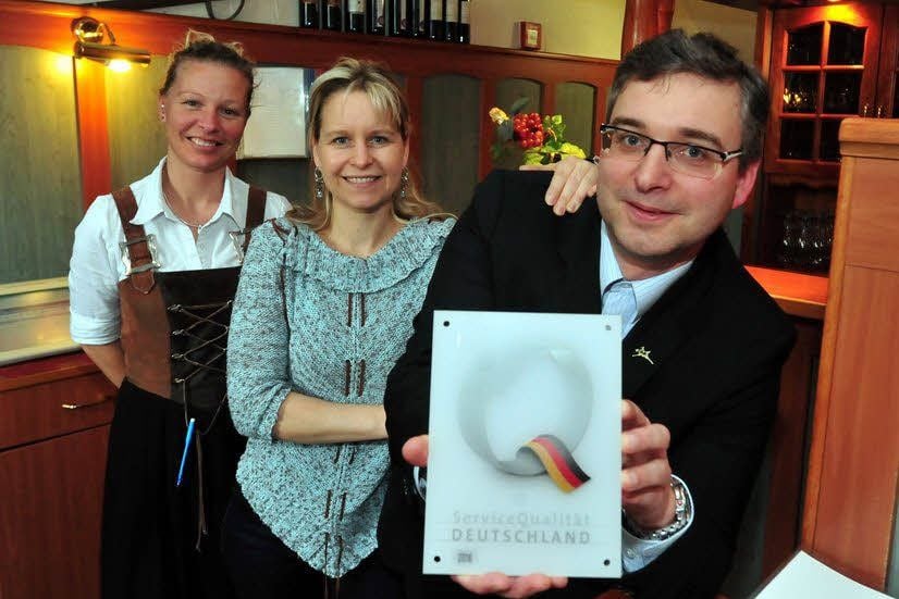 Freude bei Anke und Uwe Weigelt sowie Mitarbeiterin Conny Schlegel (l.).