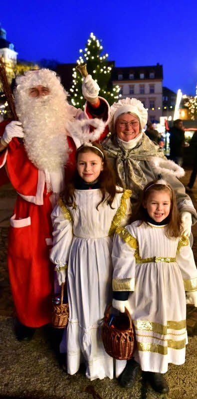Traditionell sind Rotrock, Frau Holle und himmlische Helfer dabei.